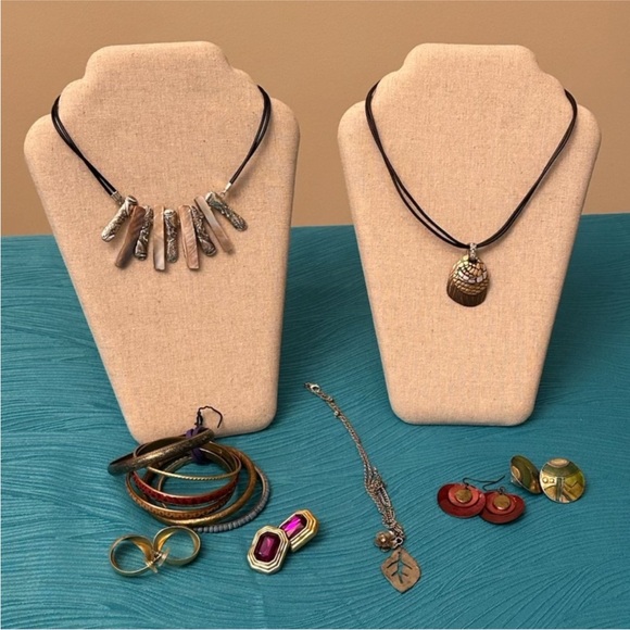 14 Pieces Vintage inspired jewelry bundle earrings, necklace and bracelets - Picture 10 of 10